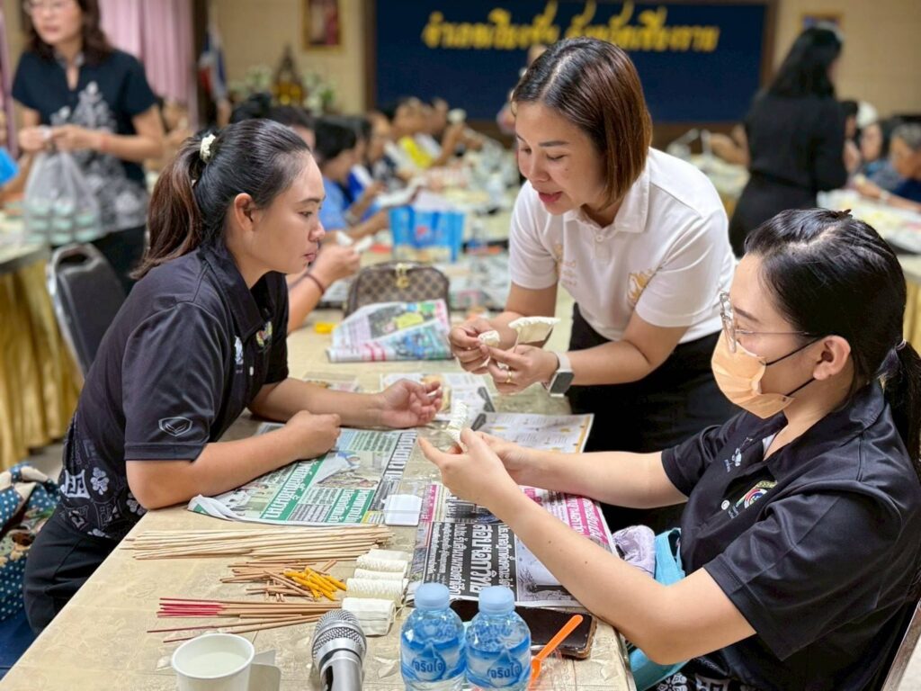 702135457_122211247322571109_8750241692351506553_n-1024x768 สาธิตและสอนการประดิษฐ์ดอกไม้จันทน์