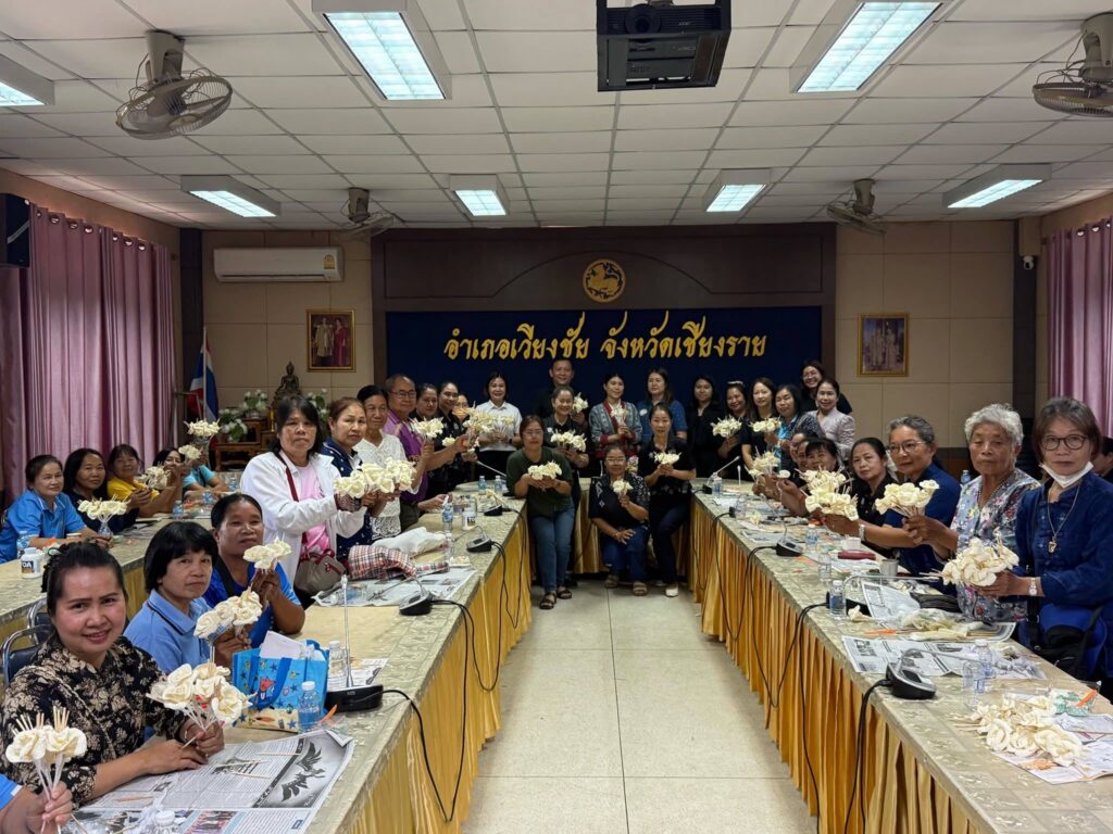 702201230_122211247154571109_411875970415990525_n-1024x768 สาธิตและสอนการประดิษฐ์ดอกไม้จันทน์