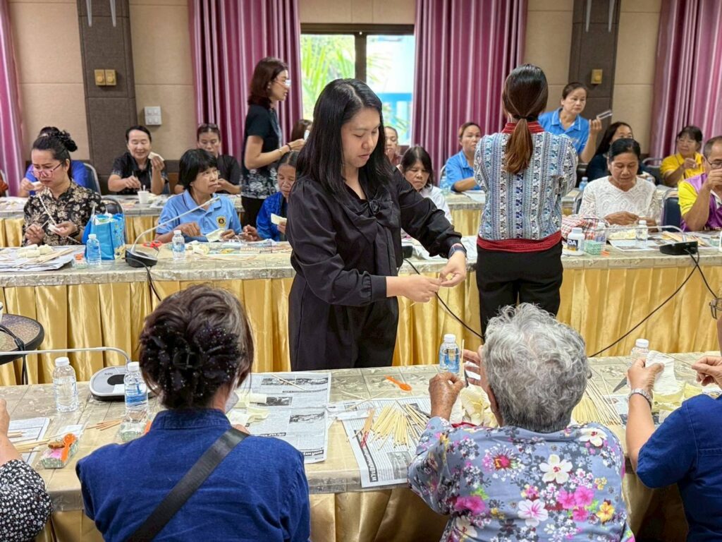 704307562_122211247622571109_7715734925487618430_n-1024x768 สาธิตและสอนการประดิษฐ์ดอกไม้จันทน์
