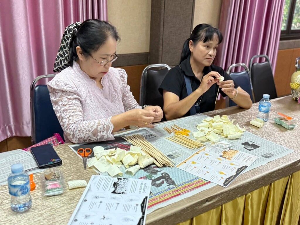 704347293_122211247676571109_2904589988583147216_n-1024x768 สาธิตและสอนการประดิษฐ์ดอกไม้จันทน์