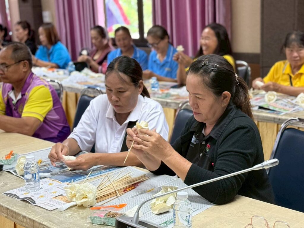 704347299_122211247754571109_5852865087418551276_n-1024x768 สาธิตและสอนการประดิษฐ์ดอกไม้จันทน์