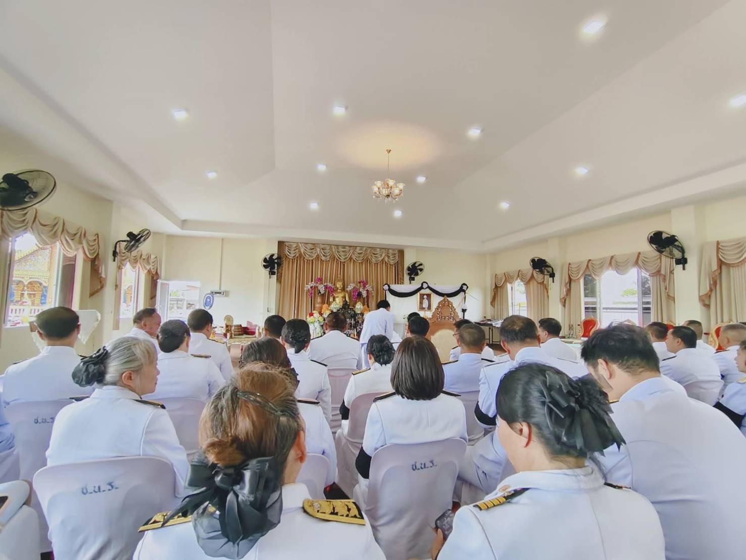 S__19734533_0 กิจกรรมประดิษฐ์ดอกไม้จันทน์ได้จัดทำเพื่อน้อมรำลึกในพระมหากรุณาธิคุณสมเด็จพระนางเจ้าสิริกิติ์ พระบรมราชินีนาถ พระบรมราชชนนีพันปีหลวง