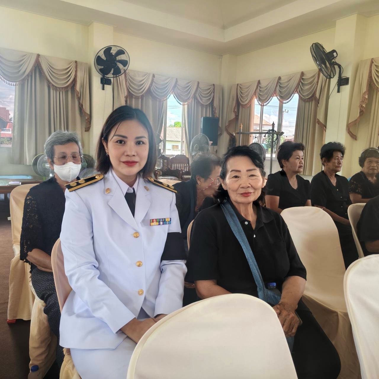 S__19734537_0 กิจกรรมประดิษฐ์ดอกไม้จันทน์ได้จัดทำเพื่อน้อมรำลึกในพระมหากรุณาธิคุณสมเด็จพระนางเจ้าสิริกิติ์ พระบรมราชินีนาถ พระบรมราชชนนีพันปีหลวง